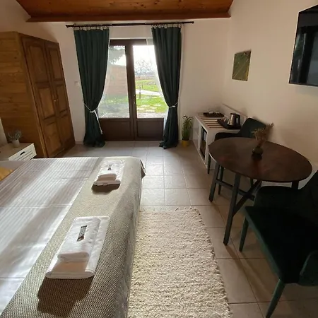Tenger-szem Panzio Es Lovasudvar Bed & Breakfast 4*