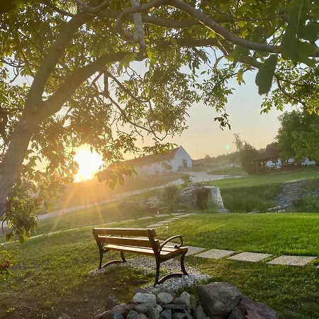 Tenger-szem Panzio Es Lovasudvar Bed & Breakfast